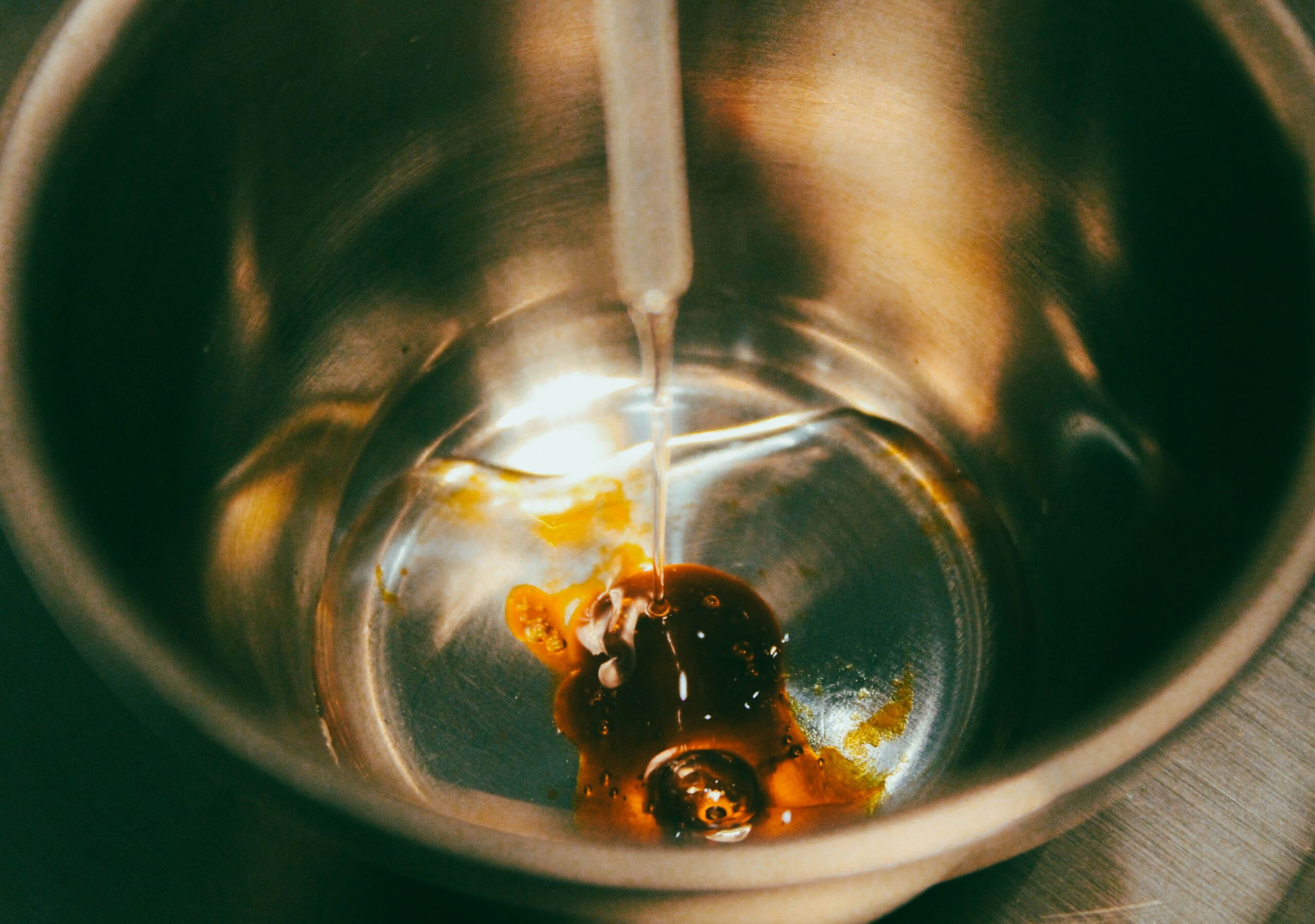 Basisrecept marinade wordt aangemaakt in een kom met olijfolie, azijn en kruiden